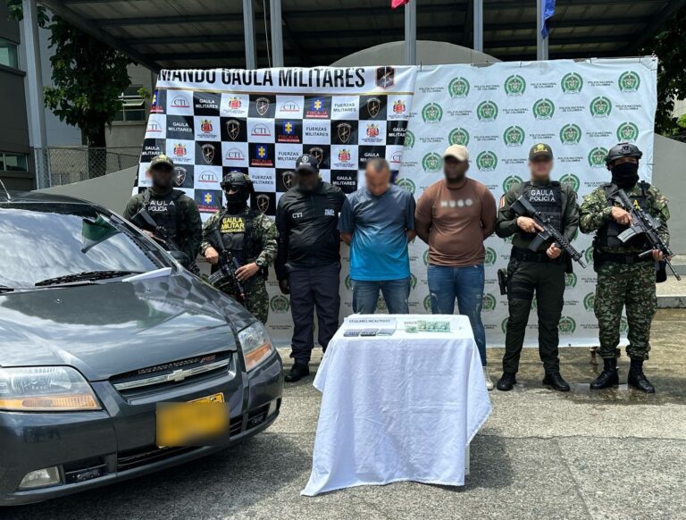 Cuando recibían 200 millones de pesos por una extorsión, fueron capturados por las autoridades