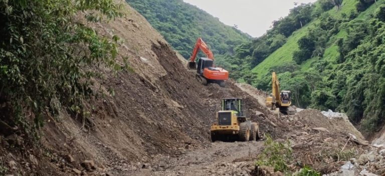 Cierre nocturno en la vía Quibdó-Medellín por deslizamientos de tierra
