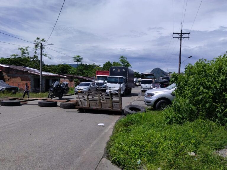 El bloqueo de la vía Tadó-Pereira en Playa de oro y las otras exigencias