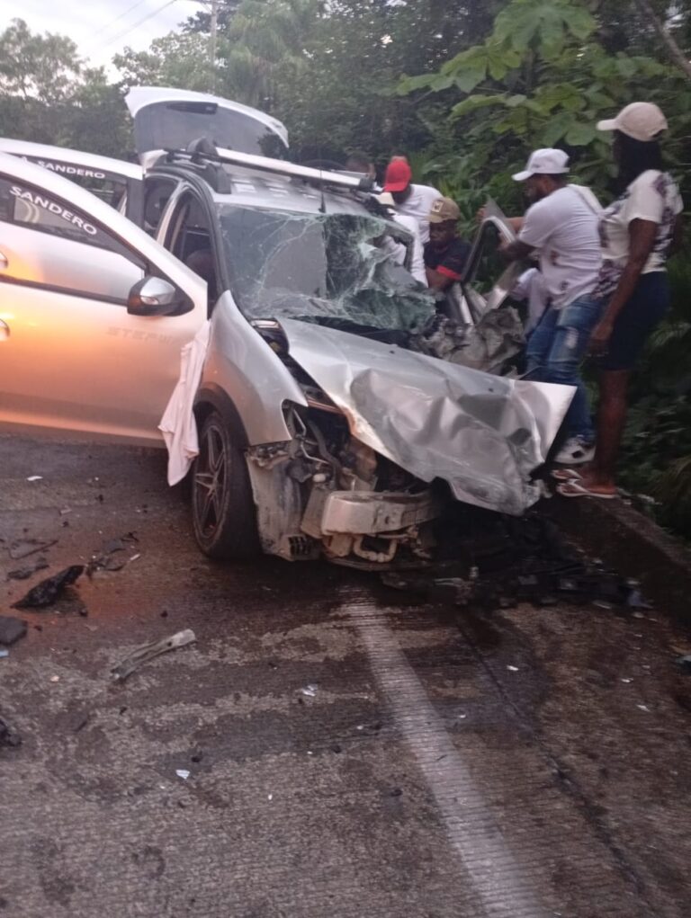 Dos heridos de gravedad por accidente cerca de Playa de oro