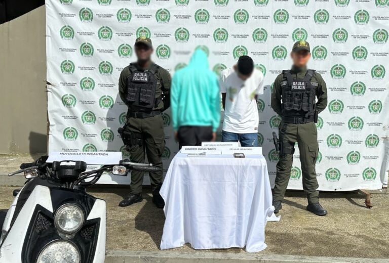 Capturados cuando recibían millonaria suma de dinero a cambio de permitir la continuación de una obra de construcción.