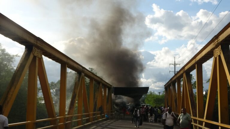 Mineros del Chocó bloquean el puente de Cabi en Quibdó en protesta por incumplimientos del Gobierno