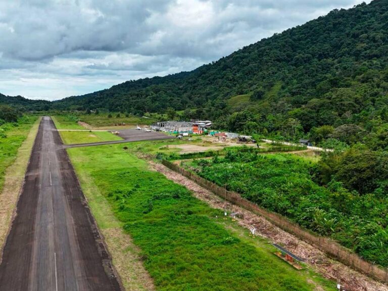 Gobierno anunció inversión de $78.000 millones para la ampliación de la pista del aeródromo de Bahía Solano   La inversión incluye un conjunto de obras que permitirán fortalecer el sector del turismo en la región.