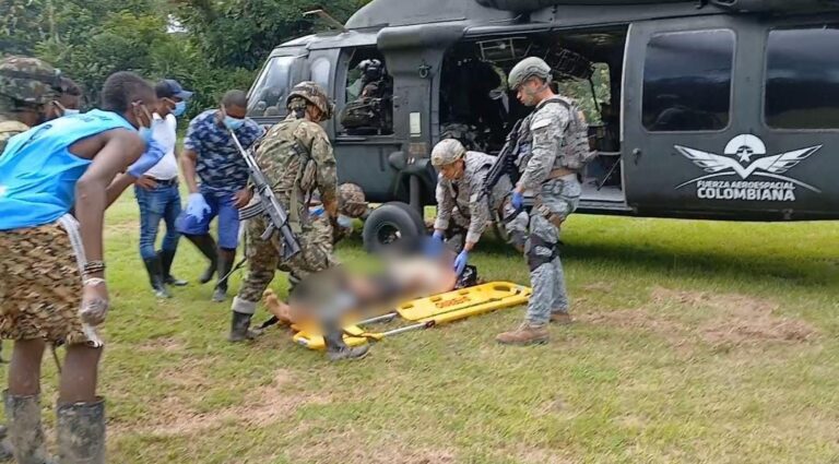 Ejército y Fuerza Aeroespacial salvan la vida de integrante del ELN herido por explosivos en el Chocó.