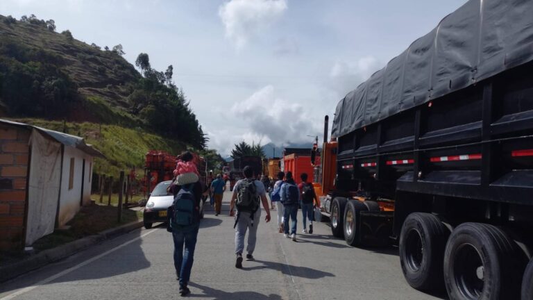 Abrieron por tres horas y volvieron a cerra la vía Tadó-Pereira. La vía Quibdó-Medellín será bloqueada mañana por los transportadores