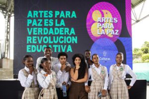 En Istmina se realizó el lanzamiento regional de Artes para la Paz con presentaciones artísticas, la participación de la Banda Sinfónica Nacional de Colombia y la entrega de instrumentos musicales. 2 En Istmina se realizó el lanzamiento regional de Artes para la Paz con presentaciones artísticas, la participación de la Banda Sinfónica Nacional de Colombia y la entrega de instrumentos musicales.