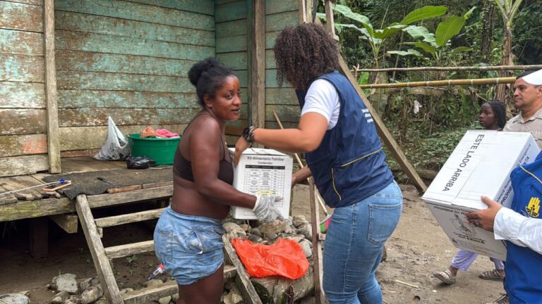 Gobernadora Nubia Carolina Córdoba llega con ayudas a Lloró