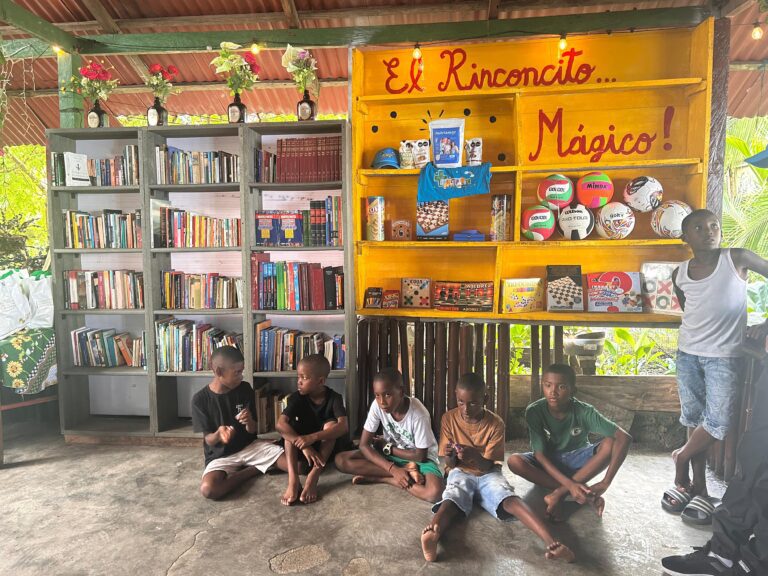 Misión Nuquí: Griffith Foods impacta a la comunidad de termales con la entrega de una biblioteca con más de 700 libros y juguetes a niños de la zona