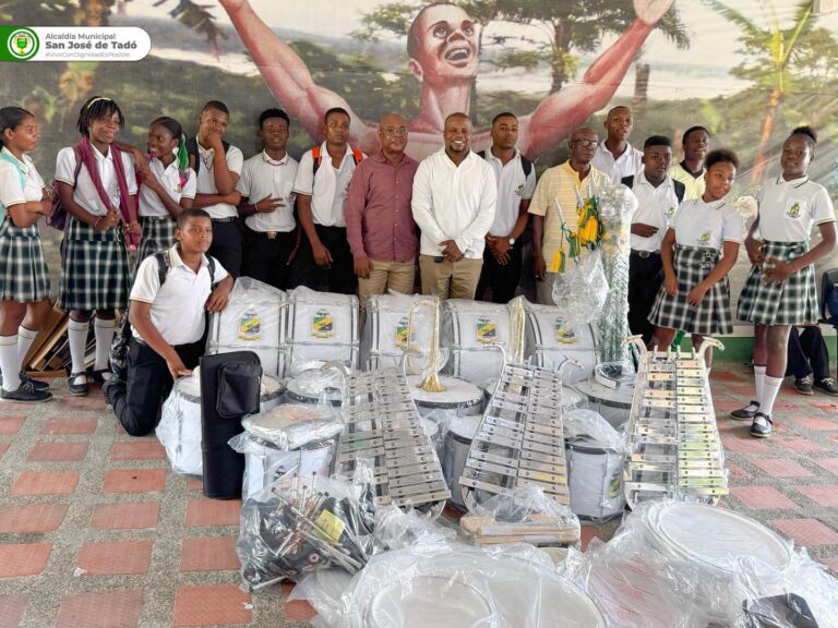 Entregan instrumentos musicales a I.E. de Tadó.