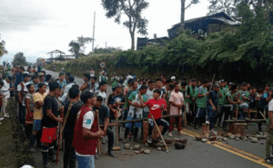 Continúan los bloqueos simultáneos en varias vías del país, dos de estas entre Medellín-Urabá y Medellín-Quibdó, donde denunciaron la muerte de 22.000 pollos. 1 Continúan los bloqueos simultáneos en varias vías del país, dos de estas entre Medellín-Urabá y Medellín-Quibdó, donde denunciaron la muerte de 22.000 pollos.