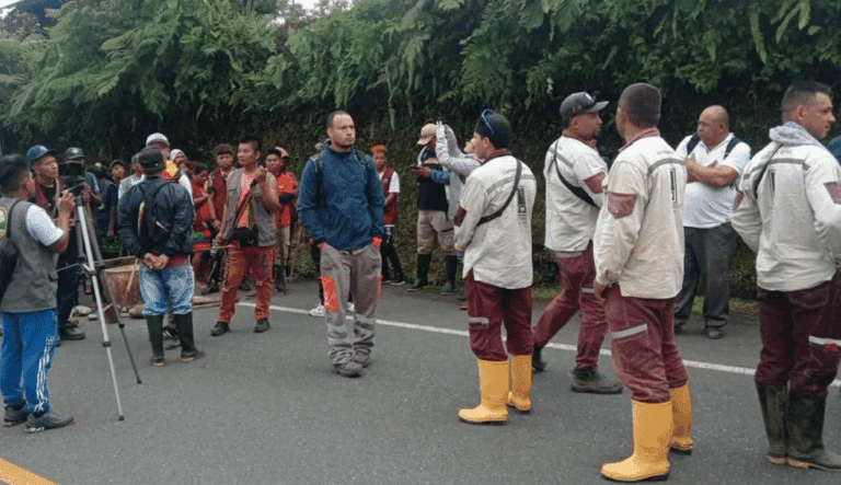 Continúan los bloqueos simultáneos en varias vías del país, dos de estas entre Medellín-Urabá y Medellín-Quibdó, donde denunciaron la muerte de 22.000 pollos.