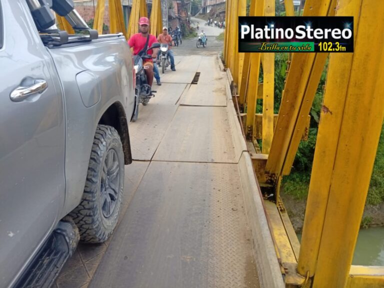 El puente sobre el río Condoto está en riesgo debido al desplazamiento de una de sus placas de hierro.
