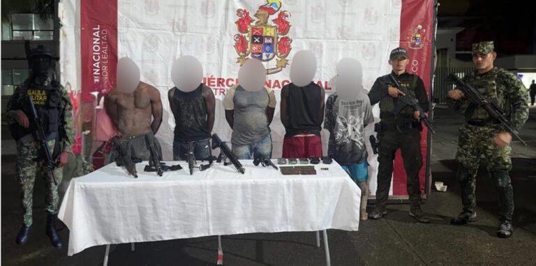 Ejército Nacional y Policía logran la captura de cinco integrantes del Clan del Golfo en zona urbana en Quibdó.