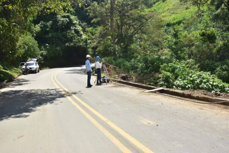 Invías verifica los avances de la vía que une al Chocó y Risaralda