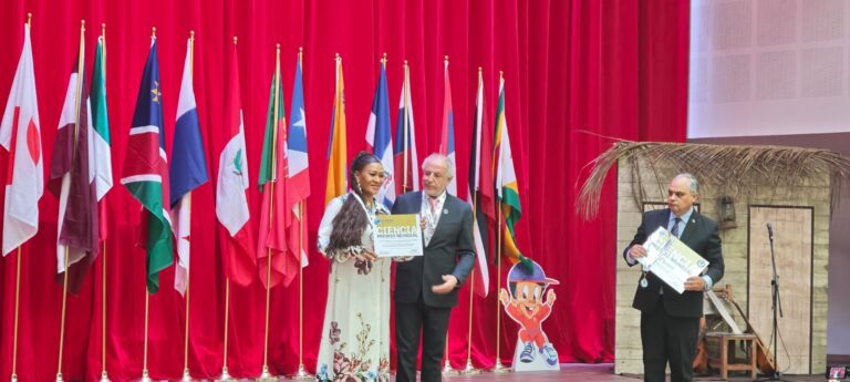 La chocoana Aura Vanessa Aguilar fue premiada por su aporte a la ciencia política como investigadora y escritora.