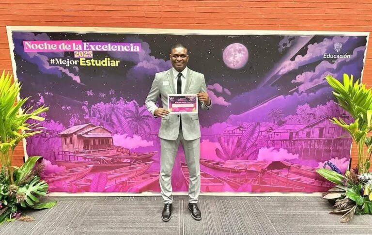 Docente de la UTCH Jeferson Asprilla Perea fue premiado en la noche de la excelencia educativa