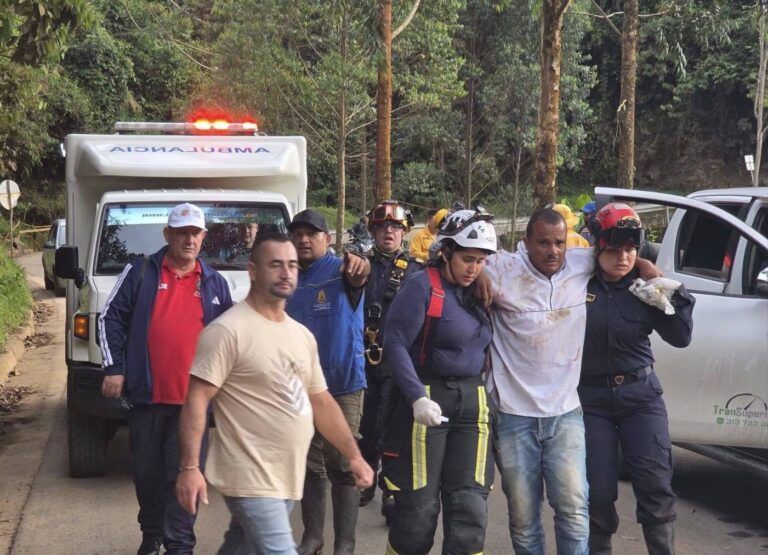 Accidente de un furgón entre Carmen de Atrato y ciudad Bolívar en el sitio conocido como el 6 deja dos personas heridas.