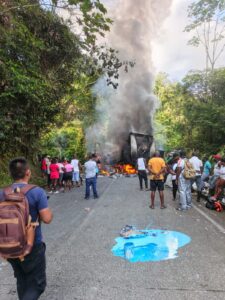 Dos vehículos incinerados en el sitio conocido como "La Vida no vale nada" entre Angostura y Playa de Oro en la vía Tadó-Pereira. 1 Dos vehículos incinerados en el sitio conocido como "La Vida no vale nada" entre Angostura y Playa de Oro en la vía Tadó-Pereira.