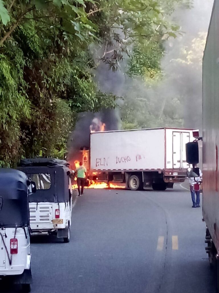 Dos vehículos incinerados en el sitio conocido como «La Vida no vale nada» entre Angostura y Playa de Oro en la vía Tadó-Pereira.