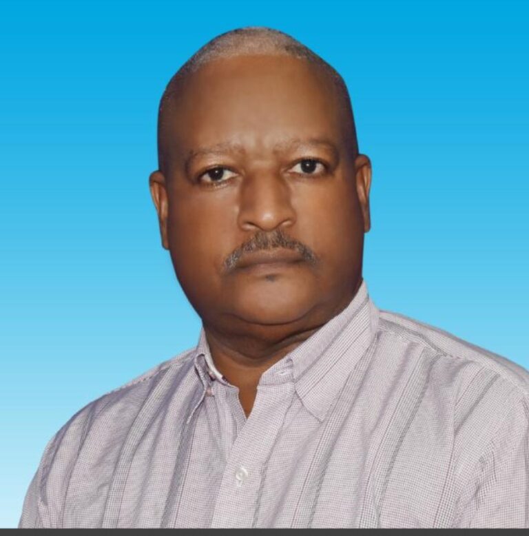 INDIGNANTE PUÑETAZO