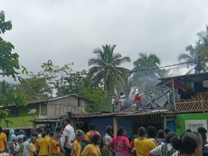 Voraz incendio consume la vivienda del profesor Carlos Martínez en Bebedó