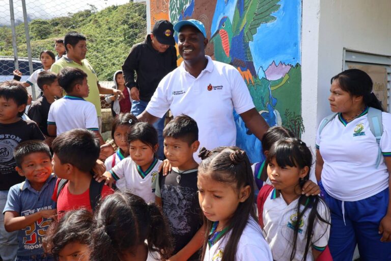 Aguas del Chocó y Fundesarh reinauguraron Bebedero de Agua Potable en el Centro Educativo Indígena de Sabaleta (Carmen de Atrato).