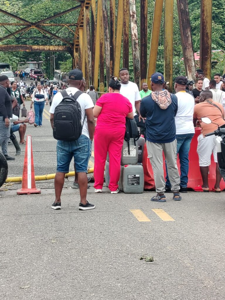 Familiares bloquean vía Istmina-Quibdó en Cértegui para exigir la remisión urgente de un menor de edad.